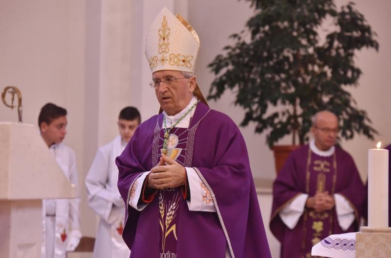 Kistanje: Zadarski nadbiskup Želimir Puljić blagoslovio relikvije sv. Nikole. Foto: Hrvoje Jelavić/PIXSELL Kistanje: Zadarski nadbiskup Želimir Puljić blagoslovio relikvije sv. Nikole. Foto: Hrvoje Jelavić/PIXSELL