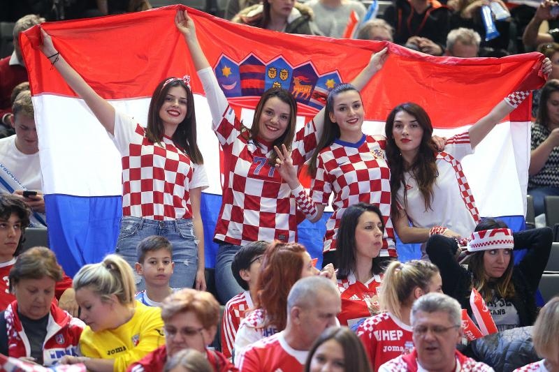Hrvatski navijači u Parizu na utakmici Slovenija – Hrvatska za 3. mjesto na Svjetskom prvenstvu