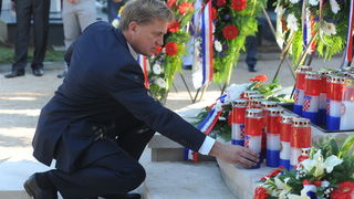 Zadar, 061012.
Povodom Dana obrane grada predstavnici lokalne vlasti, suborci, prijatelji i obitelj polozili su vijence kod spomenika poginulim braniteljima na gradskom groblju.
Na fotografiji: saborski zastupnik Bozidar Kalmeta.
Foto: Luka Gerlanc / CROP