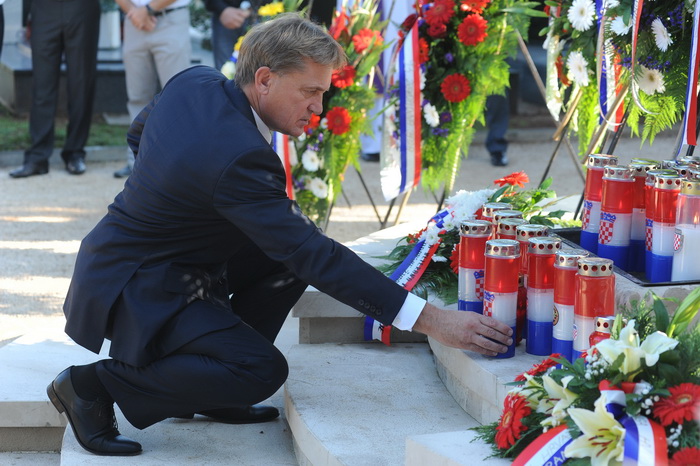 Zadar, 061012.
Povodom Dana obrane grada predstavnici lokalne vlasti, suborci, prijatelji i obitelj polozili su vijence kod spomenika poginulim braniteljima na gradskom groblju.
Na fotografiji: saborski zastupnik Bozidar Kalmeta.
Foto: Luka Gerlanc / CROP