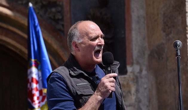 Zagreb, 250413.
Markov trg
Tri sindikata i udruge branitelja Ine prosvjeduju  na Markovu trgu u Zagrebu protiv prodaje vlasnickih udjela Ine i traze njezino ocuvanje kao vertikalno integrirane naftne kompanije.
Na fotografiji: Ozren Matijasevic.
Foto: Gor