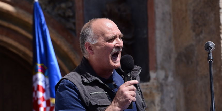 Zagreb, 250413.
Markov trg
Tri sindikata i udruge branitelja Ine prosvjeduju na Markovu trgu u Zagrebu protiv prodaje vlasnickih udjela Ine i traze njezino ocuvanje kao vertikalno integrirane naftne kompanije.
Na fotografiji: Ozren Matijasevic.
Foto: Gor Zagreb, 250413.
Markov trg
Tri sindikata i udruge branitelja Ine prosvjeduju na Markovu trgu u Zagrebu protiv prodaje vlasnickih udjela Ine i traze njezino ocuvanje kao vertikalno integrirane naftne kompanije.
Na fotografiji: Ozren Matijasevic.
Foto: Gor