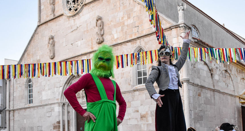 Paški zimski karneval: Tradicionalni Dječji dan Paški zimski karneval: Tradicionalni Dječji dan