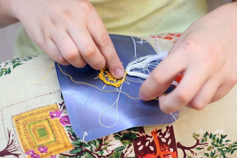 Paške čipkarice na djelu u izradi paške čipke, Foto: Luka Stanzl/PIXSELL