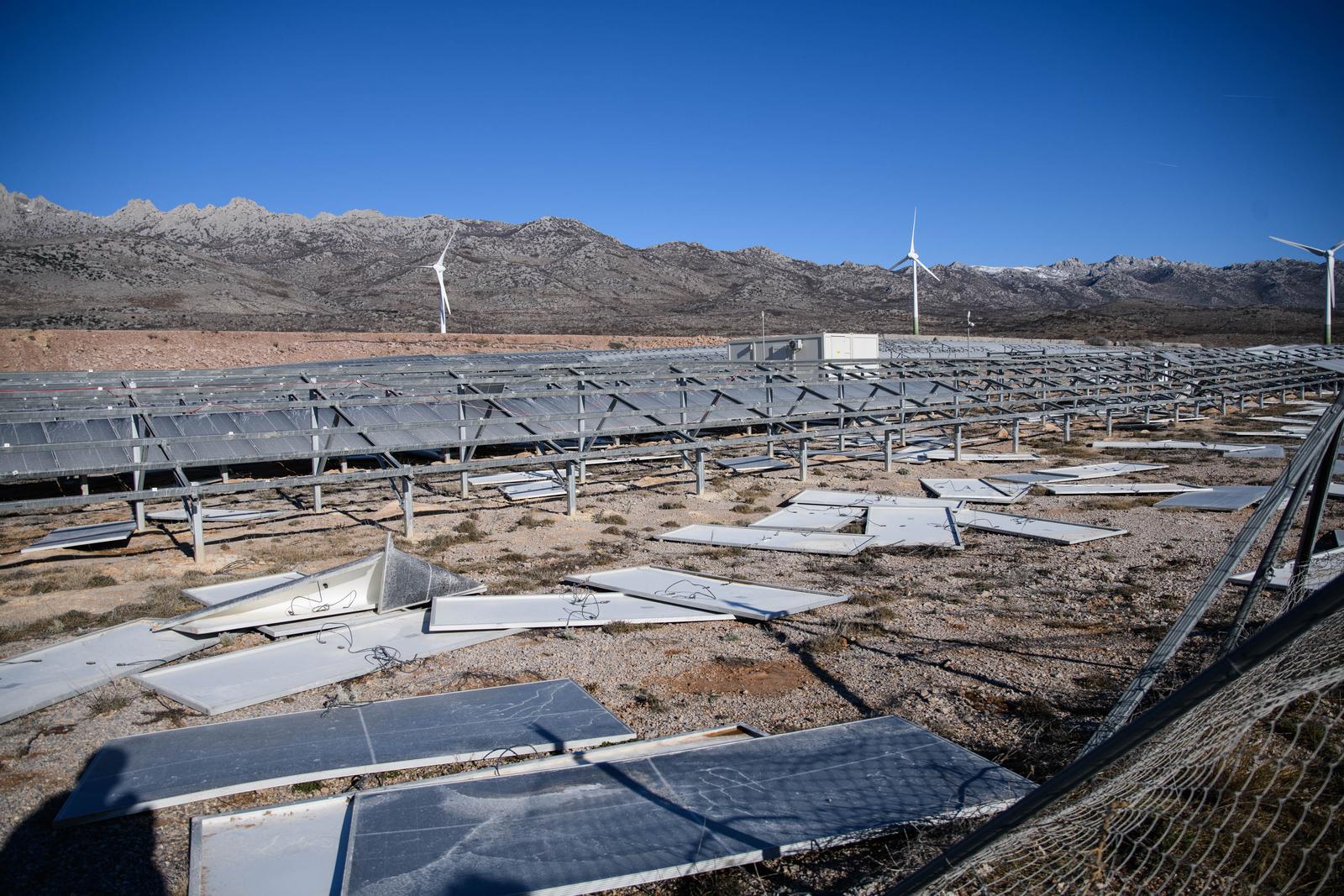 U Zatonu Obrovačkom bura uništila jednu od najvećih solarnih elektrana u Hrvatskoj U Zatonu Obrovačkom bura uništila jednu od najvećih solarnih elektrana u Hrvatskoj