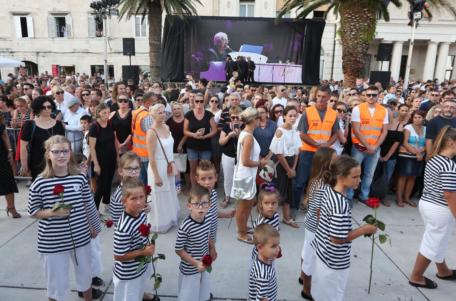 Split dostojanstveno na posljednju plovidbu ispratio legendu Olivera Dragojevića