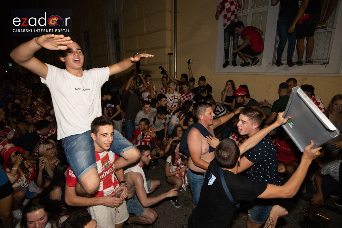 Čudesna noć: Velika fešta ulicama Zadra nakon plasmana Vatrenih u finale SP Čudesna noć: Velika fešta ulicama Zadra nakon plasmana Vatrenih u finale SP