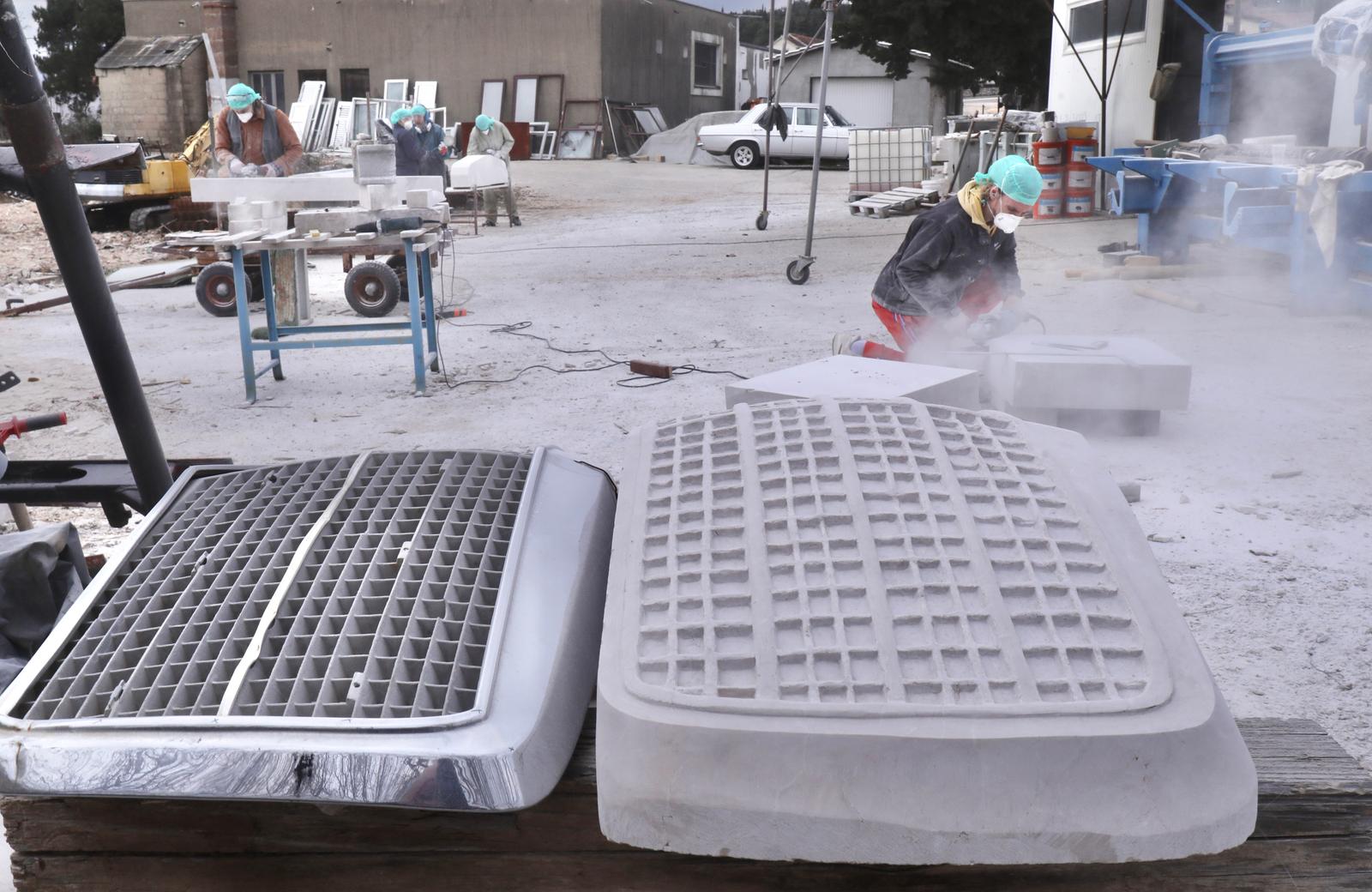 Mladi europski kipari stigli u Imotski, punom parom rade spomenik kultnom Mercedesu Mladi europski kipari stigli u Imotski, punom parom rade spomenik kultnom Mercedesu