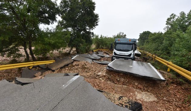 Zbog zarobljenog kamiona ne prometuje se cestom Poljica- Mazija