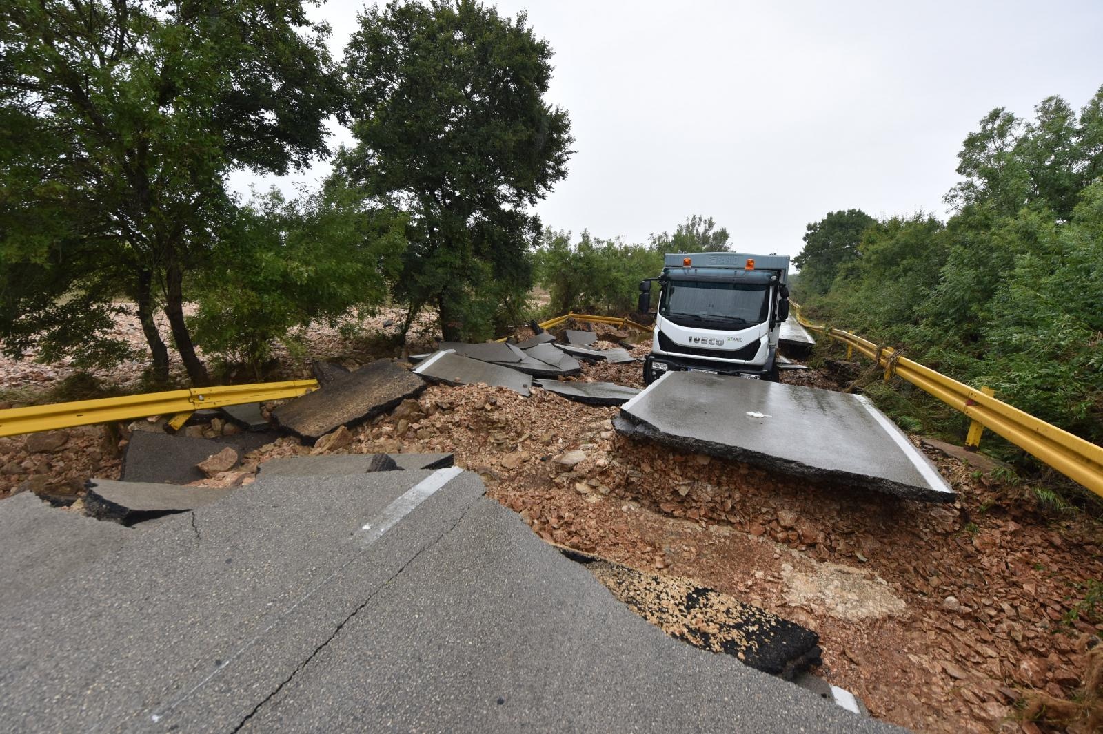 Zbog zarobljenog kamiona ne prometuje se cestom Poljica- Mazija