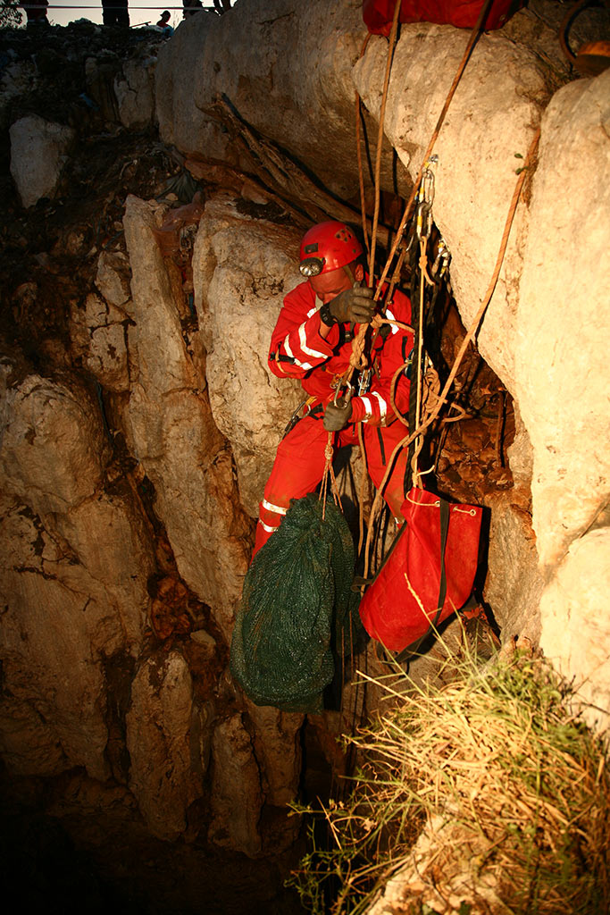 HGSS-ova akcija spašavanja pasa iz Živkine jame (foto: Zoran Erceg)