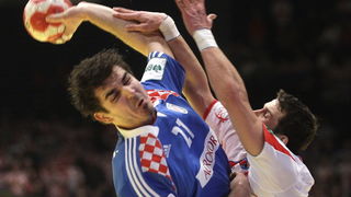 Bec, 300110.
Austrija je domacin EURO 2010 u rukometu od 19-31 01.10. U Becu se igraju utakmice poufinala i finala. Polufinale su izborile reprezentacije Islanda, Francuske, Poljske i Hrvatske.
Utakmica polufinala Hrvatska – Poljska.
Na slici: Denis Bunt Bec, 300110.
Austrija je domacin EURO 2010 u rukometu od 19-31 01.10. U Becu se igraju utakmice poufinala i finala. Polufinale su izborile reprezentacije Islanda, Francuske, Poljske i Hrvatske.
Utakmica polufinala Hrvatska – Poljska.
Na slici: Denis Bunt