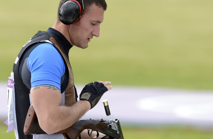 London, 060812.
Hrvatski strijelci Anton Glasnovic i Giovanni Cernogoraz u finalu trapa tijekom Olimpijskih Igara u Londonu.
Na fotografiji: Giovanni Cernogoraz osvojio je zlato.
Foto: Drago Sopta / CROPIX