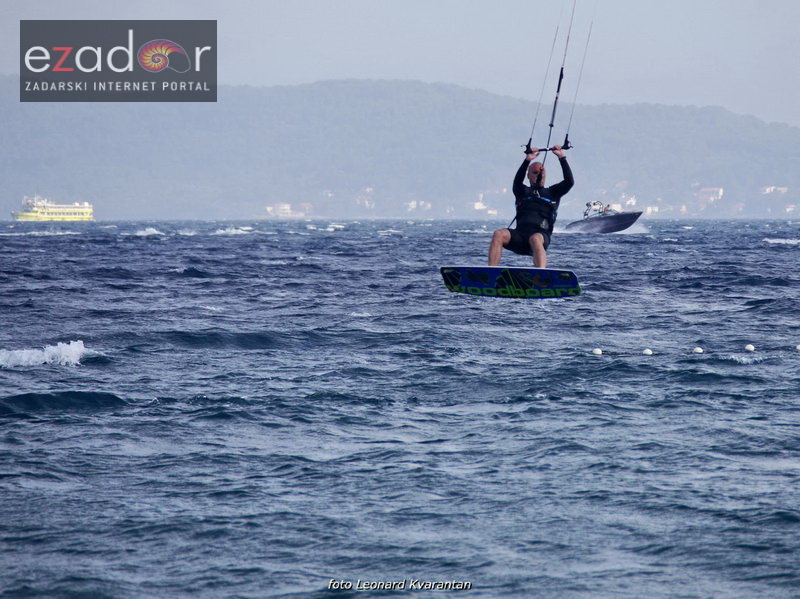 Guštanje surfera u jakom jugu Guštanje surfera u jakom jugu