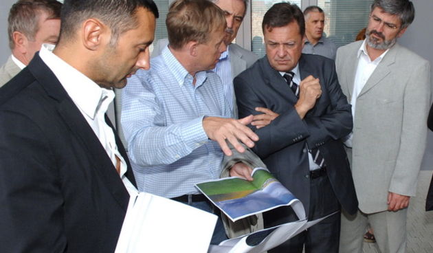 Zadar, 110909.
Dvorana Kresimir Cosic na Visnjiku.
Danas je Zoran Jankovic gradonacelnik Ljubljane sa svojim pomocnicima iz Gradske uprave posjetio zadarsku dvoranu Kresimir Cosic na Visnjiku.
 U Ljubljani se takodjer gradi nova dvorana, a ova zadarska im