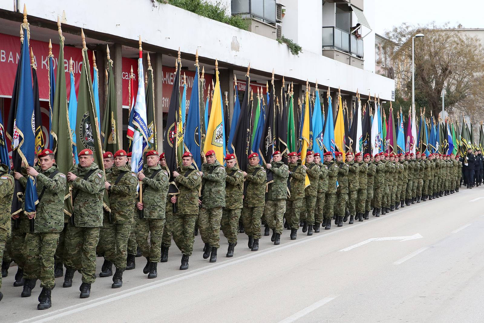 Mimohod pripadnika OSRH i MUP-a s ratnim zastavama povodom 30. obljetnice VRO Maslenica Mimohod pripadnika OSRH i MUP-a s ratnim zastavama povodom 30. obljetnice VRO Maslenica