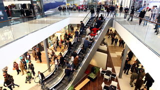 Zadar, 111110.
U zadru je  otvoren shoping centar Supernova, cije je otvaranje bilo najavljeno je za 09, pa za 14 sati, a otvoren  je malo prije 16 sati zbog tehnickog pregleda zgrade.
Na fotografiji: prvi kupcu u supernovi.
Foto: Vladimir Ivanov / CROPIX