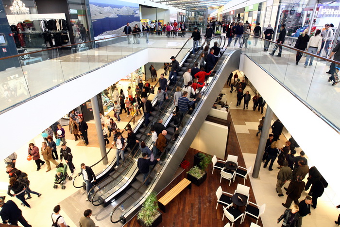 Zadar, 111110.
U zadru je  otvoren shoping centar Supernova, cije je otvaranje bilo najavljeno je za 09, pa za 14 sati, a otvoren  je malo prije 16 sati zbog tehnickog pregleda zgrade.
Na fotografiji: prvi kupcu u supernovi.
Foto: Vladimir Ivanov / CROPIX