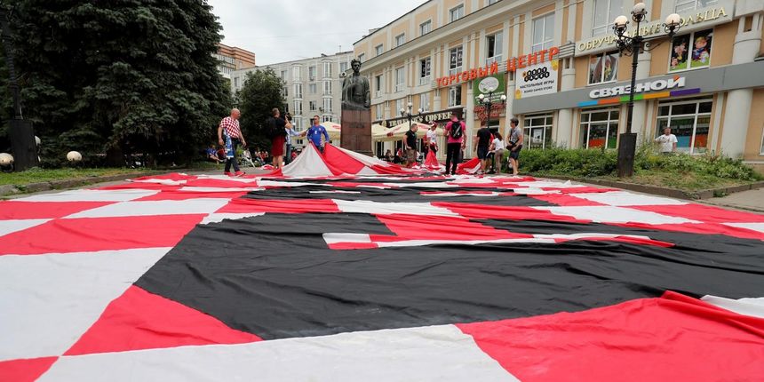 Nižnji Novgorod: Lokalna krojačica spojila hrvatsku zastavu s kojom će navijači prošetati gradom Nižnji Novgorod: Lokalna krojačica spojila hrvatsku zastavu s kojom će navijači prošetati gradom