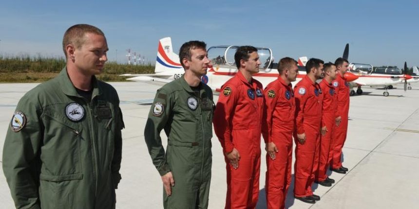 Zagreb: Članovi Krila Oluje vratili se u Hrvatsku nakon osvojene nagrade na vojnom aeromitingu Zagreb: Članovi Krila Oluje vratili se u Hrvatsku nakon osvojene nagrade na vojnom aeromitingu