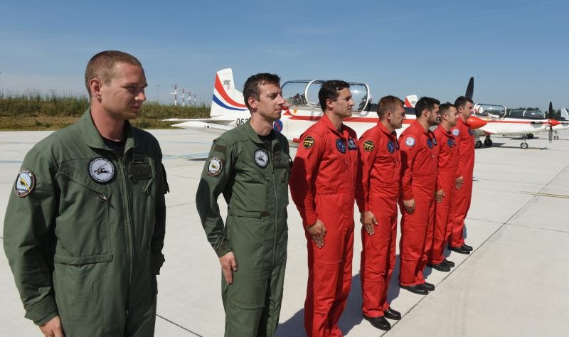 Zagreb: Članovi Krila Oluje vratili se u Hrvatsku nakon osvojene nagrade na vojnom aeromitingu