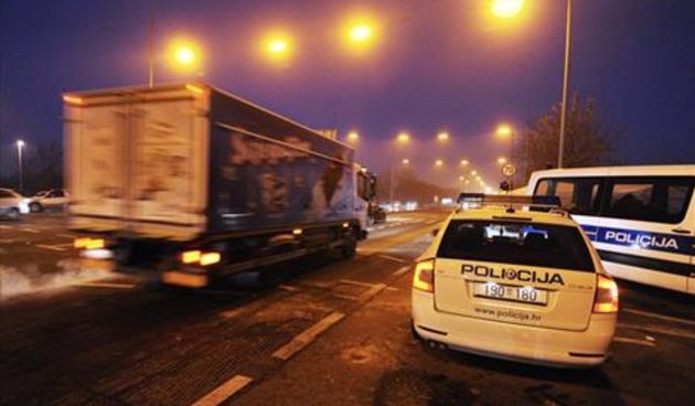Policija privela mljekare, Foto: Damir Krajač / CROPIX
