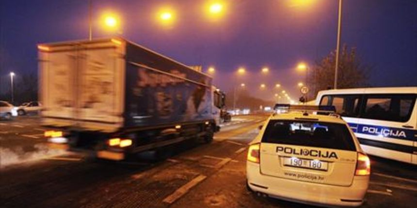 Policija privela mljekare, Foto: Damir Krajač / CROPIX Policija privela mljekare, Foto: Damir Krajač / CROPIX