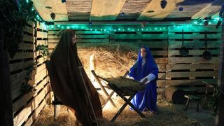 Razvodje – Marko Duvancic, jedan od najpoznatijih proizvodjaca vina oducio je da na svom imanju osim bacava od vina koje je pretvorio u sobe za smjestaj gostiju iznenadi svoje goste a posebno djecu bozicnom bajkom. U tom stilu okitio je i osvijetlio svoje Razvodje – Marko Duvancic, jedan od najpoznatijih proizvodjaca vina oducio je da na svom imanju osim bacava od vina koje je pretvorio u sobe za smjestaj gostiju iznenadi svoje goste a posebno djecu bozicnom bajkom. U tom stilu okitio je i osvijetlio svoje