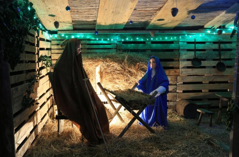 Razvodje – Marko Duvancic, jedan od najpoznatijih proizvodjaca vina oducio je da na svom imanju osim bacava od vina koje je pretvorio u sobe za smjestaj gostiju iznenadi svoje goste a posebno djecu bozicnom bajkom. U tom stilu okitio je i osvijetlio svoje Razvodje – Marko Duvancic, jedan od najpoznatijih proizvodjaca vina oducio je da na svom imanju osim bacava od vina koje je pretvorio u sobe za smjestaj gostiju iznenadi svoje goste a posebno djecu bozicnom bajkom. U tom stilu okitio je i osvijetlio svoje