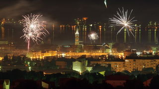 Zadar, 010111.
Mnogi su Zadrani Novu godinu docekali na gradskom trgovima uz nastupe lokalnih grupa.Kako varometa u sluzbenoj organizaciji nije bilo gradjani su se sami pobrinuli za novogodisnji ugodjaj.
Na slici: panorama Zadra u novogodisnjoj noci.
Foto