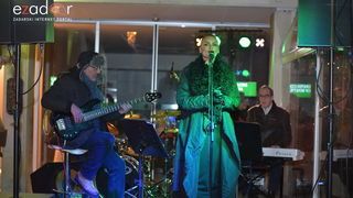 Tisuće Zadrana uživalo na krcatom Narodnom trgu i Tgu Petra Zoranića uz Tomislava Bralića i klapu Intrade Tisuće Zadrana uživalo na krcatom Narodnom trgu i Tgu Petra Zoranića uz Tomislava Bralića i klapu Intrade