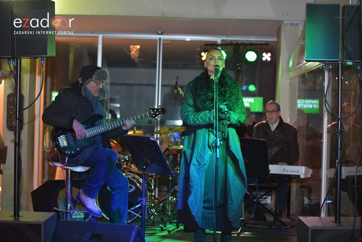 Tisuće Zadrana uživalo na krcatom Narodnom trgu i Tgu Petra Zoranića uz Tomislava Bralića i klapu Intrade Tisuće Zadrana uživalo na krcatom Narodnom trgu i Tgu Petra Zoranića uz Tomislava Bralića i klapu Intrade