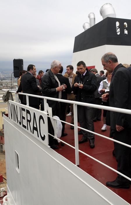 Rijeka, 251011.
U rijeckom brodogradilistu 3. maj danas je Tankerska plovidba Zadar preuzela tanker Vinjerac porinut krajem svibnja. Rijec je o drugom istovjetnom tankeru izgradjenom u 3. maju za zadarskog narucitelja. Sluzi za prijevoz nafte, naftnih pre Rijeka, 251011.
U rijeckom brodogradilistu 3. maj danas je Tankerska plovidba Zadar preuzela tanker Vinjerac porinut krajem svibnja. Rijec je o drugom istovjetnom tankeru izgradjenom u 3. maju za zadarskog narucitelja. Sluzi za prijevoz nafte, naftnih pre