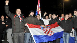 Zagreb, 121111.
Povratak hrvatske nogometne reprezentacije u Zracnu luku Pleso nakon kvalifikacijske utakmice za Europsko prvenstvo u kojoj su pobijedili Tursku za 3: 0. Docekalo ih je oko stotinjak vjernih navijaca.
Foto: Bruno Konjevic / CROPIX Zagreb, 121111.
Povratak hrvatske nogometne reprezentacije u Zracnu luku Pleso nakon kvalifikacijske utakmice za Europsko prvenstvo u kojoj su pobijedili Tursku za 3: 0. Docekalo ih je oko stotinjak vjernih navijaca.
Foto: Bruno Konjevic / CROPIX