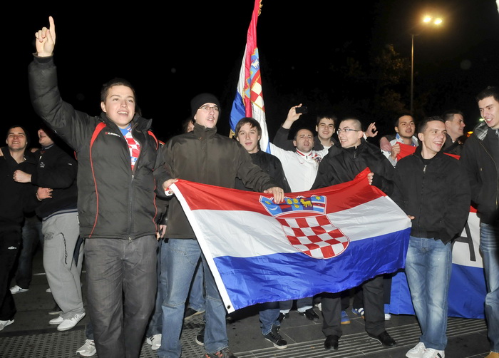 Zagreb, 121111.
Povratak hrvatske nogometne reprezentacije u Zracnu luku Pleso nakon kvalifikacijske utakmice za Europsko prvenstvo u kojoj su pobijedili Tursku za 3: 0. Docekalo ih je oko stotinjak vjernih navijaca.
Foto: Bruno Konjevic / CROPIX Zagreb, 121111.
Povratak hrvatske nogometne reprezentacije u Zracnu luku Pleso nakon kvalifikacijske utakmice za Europsko prvenstvo u kojoj su pobijedili Tursku za 3: 0. Docekalo ih je oko stotinjak vjernih navijaca.
Foto: Bruno Konjevic / CROPIX