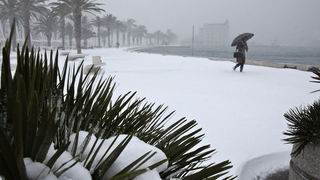 Split, 030212
Nakon nekoliko godina, danima najavljivan snijeg pao je i na Splitskom podrucju. Iako je bio najavljen, Splicani nisu bili spremni na bijeli pokrivac, te im je on uz snaznu buru otezavao svakodnevni zivot. Teperatura je bila oko -3. Najvjero Split, 030212
Nakon nekoliko godina, danima najavljivan snijeg pao je i na Splitskom podrucju. Iako je bio najavljen, Splicani nisu bili spremni na bijeli pokrivac, te im je on uz snaznu buru otezavao svakodnevni zivot. Teperatura je bila oko -3. Najvjero