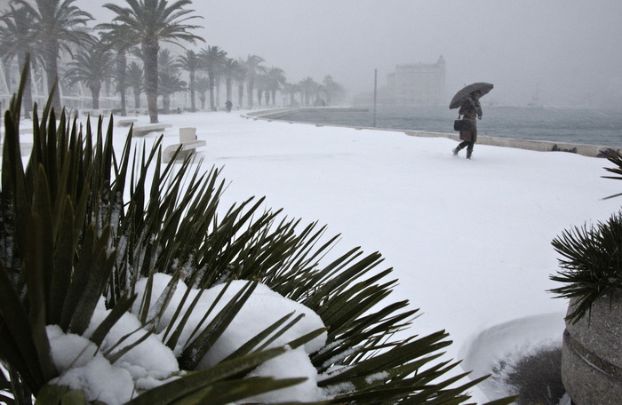 Split, 030212
Nakon nekoliko godina, danima najavljivan snijeg pao je i na Splitskom podrucju. Iako je bio najavljen, Splicani nisu bili spremni na bijeli pokrivac, te im je on uz snaznu buru otezavao svakodnevni zivot. Teperatura je bila oko -3. Najvjero Split, 030212
Nakon nekoliko godina, danima najavljivan snijeg pao je i na Splitskom podrucju. Iako je bio najavljen, Splicani nisu bili spremni na bijeli pokrivac, te im je on uz snaznu buru otezavao svakodnevni zivot. Teperatura je bila oko -3. Najvjero
