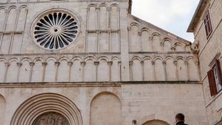 Muška molitva ispred katedrale Sv. Stošije