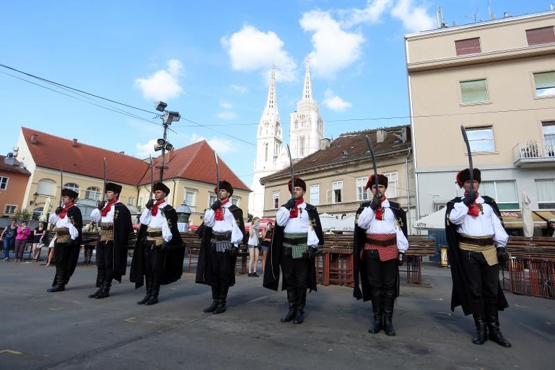 Zagreb: Počasna satnija Kravat pukovnije na Dolcu