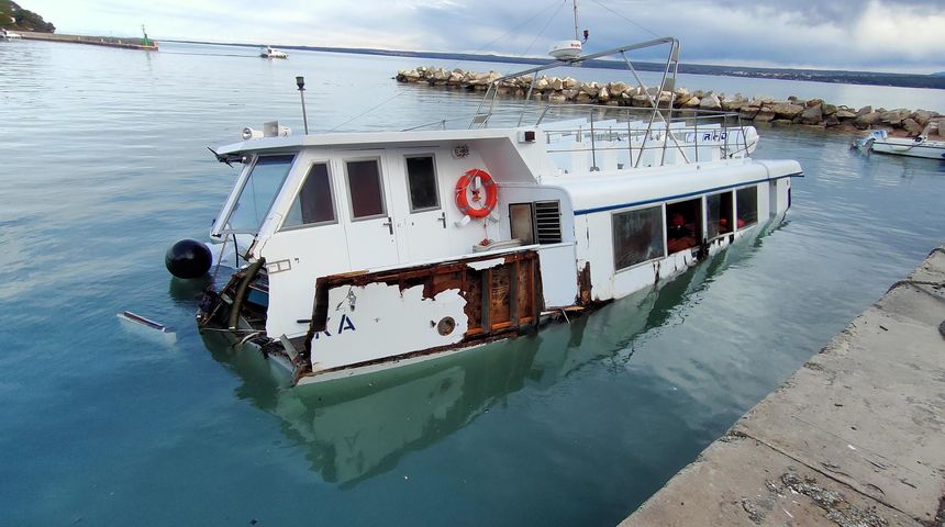 Putnički brod oštećen i djelomično potopljen u nevremenu na Velom Brijunu Putnički brod oštećen i djelomično potopljen u nevremenu na Velom Brijunu