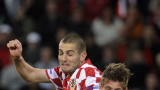 Klagenfurt, 190510.
Prijateljska nogometna utakmica na stadionu Hypo Group Arena izmedju reprezentacija Austrije i Hrvatske.
Na slici: Mladen Petric u skoku.
Foto: Drago Sopta / CROPIX