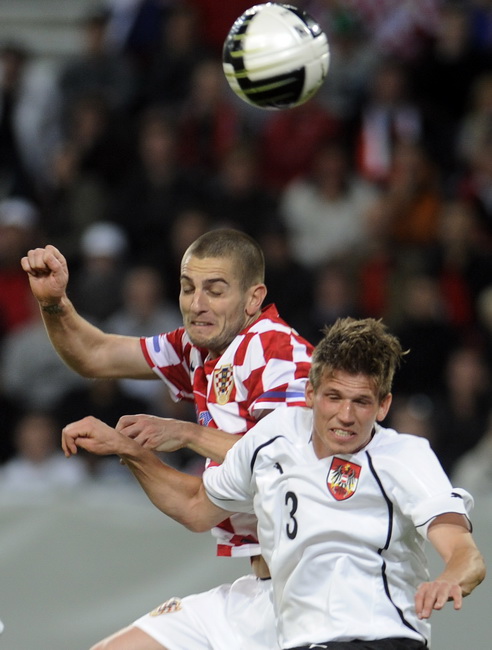 Klagenfurt, 190510.
Prijateljska nogometna utakmica na stadionu Hypo Group Arena izmedju reprezentacija Austrije i Hrvatske.
Na slici: Mladen Petric u skoku.
Foto: Drago Sopta / CROPIX