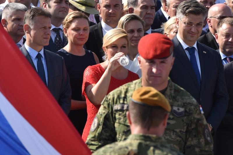 Uz zvukove hime “Lijepa naša” podignuta je zastava Republike Hrvatske na Kninskoj tvrđavi Uz zvukove hime “Lijepa naša” podignuta je zastava Republike Hrvatske na Kninskoj tvrđavi