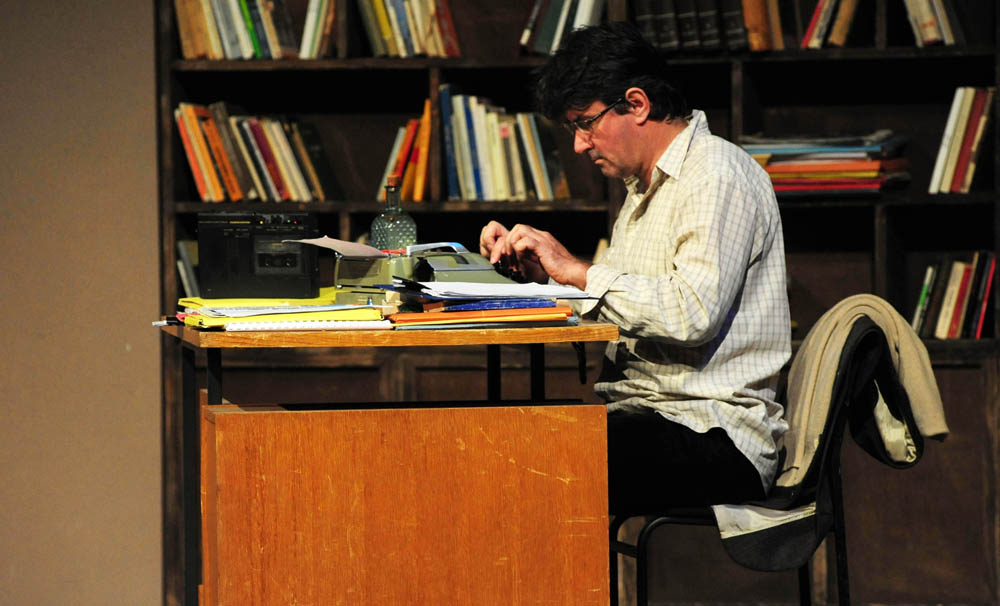 Zadar, 19.10.2012. snimio: Nenad Marčev
komedija
D. Kovačević: PROFESIONALAC ili Tužna komedija po Luki,
Kazališna družina ”Glumci u Zagvozdu” &
SATIRIČKO KAZALIŠTE KEREMPUH
redatelj: Bogdan Diklić
igraju: D. Ljuština, V. Mlikota,
A. Zadar, 19.10.2012. snimio: Nenad Marčev
komedija
D. Kovačević: PROFESIONALAC ili Tužna komedija po Luki,
Kazališna družina ”Glumci u Zagvozdu” &
SATIRIČKO KAZALIŠTE KEREMPUH
redatelj: Bogdan Diklić
igraju: D. Ljuština, V. Mlikota,
A.