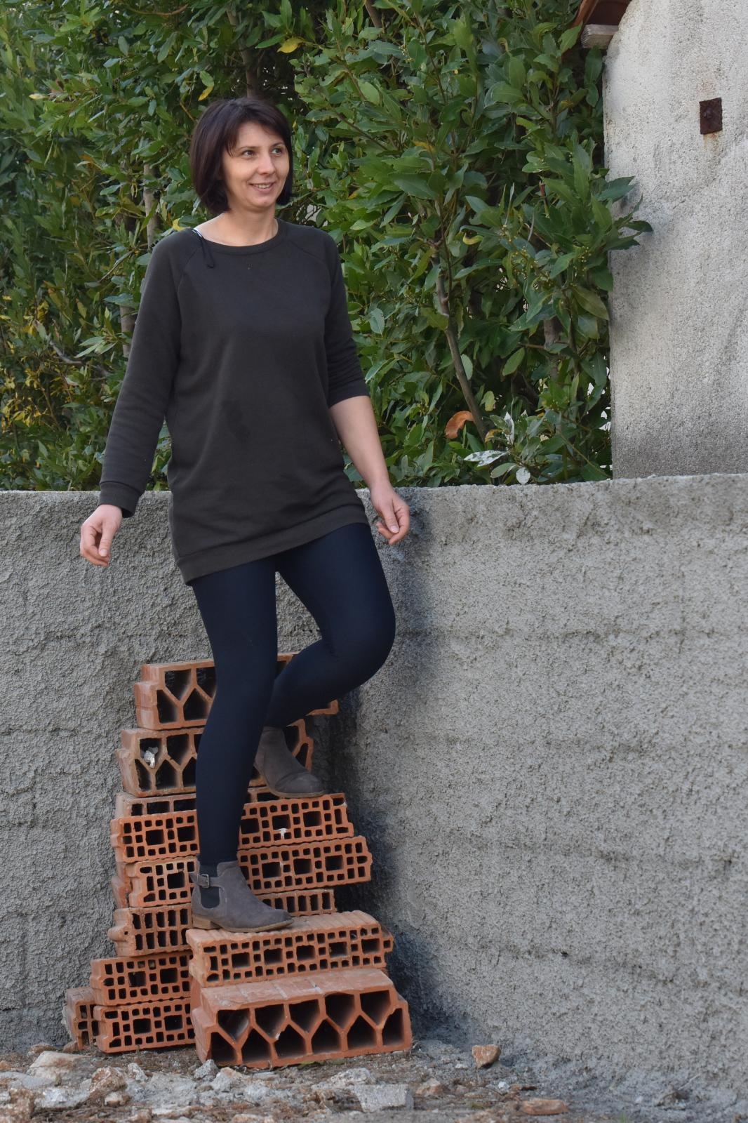 Merica Miškovic mora preskakati ogradni zid kako bi došla do svoje kuće