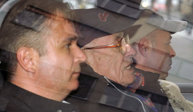 Zagreb, 021111.
Prvi ministar unutarnjih poslova RH, Josip Boljkovac, uhicen je zbog sumnje na ratni zlocin pocinjen krajem drugog svjetskog rata.
Na slici: Josip Boljkovac danas je priveden na Zupanijski sud u Zagrebu kod istraznog suca. 
Foto: Srdjan Vr