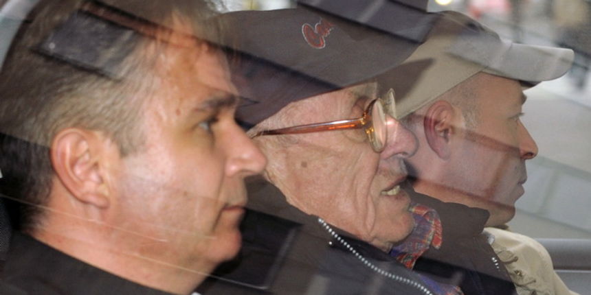 Zagreb, 021111.
Prvi ministar unutarnjih poslova RH, Josip Boljkovac, uhicen je zbog sumnje na ratni zlocin pocinjen krajem drugog svjetskog rata.
Na slici: Josip Boljkovac danas je priveden na Zupanijski sud u Zagrebu kod istraznog suca. 
Foto: Srdjan Vr