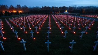 U Vukovaru su upaljene svijeće za poginule hrvatske branitelje i civile na Memorijalnom groblju žrtava iz Domovinskog rata. Photo: Petar Glebov/PIXSELL U Vukovaru su upaljene svijeće za poginule hrvatske branitelje i civile na Memorijalnom groblju žrtava iz Domovinskog rata. Photo: Petar Glebov/PIXSELL