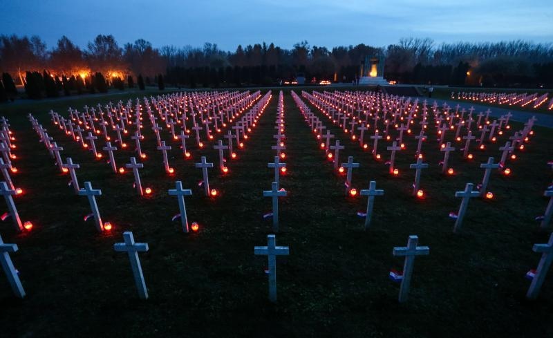 U Vukovaru su upaljene svijeće za poginule hrvatske branitelje i civile na Memorijalnom groblju žrtava iz Domovinskog rata. Photo: Petar Glebov/PIXSELL U Vukovaru su upaljene svijeće za poginule hrvatske branitelje i civile na Memorijalnom groblju žrtava iz Domovinskog rata. Photo: Petar Glebov/PIXSELL
