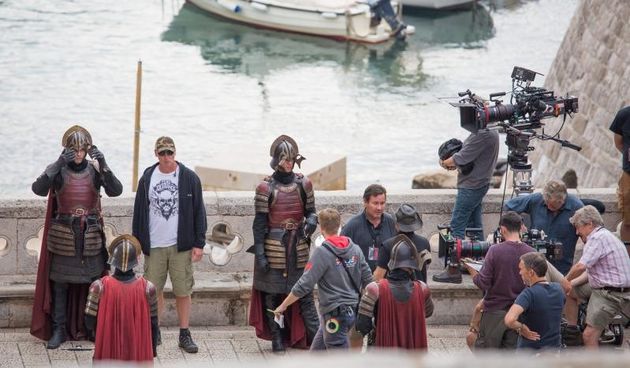 Istocni ulaz u grad, ulica Sv. Dominika, Dubrovnik – Nastavljeno je snimanje HBO serije Game of Thrones. Zatvoren je istocni ulaz u grad, a zidine i ostale dijelove oko mjesta snimanja cuvali su zastitari koji su turistima i znatizeljnicima branili fotogr